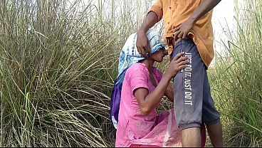 पत्नी बाहर लकड़ी इकठ्ठा कर पति ने बोला आज बाहर चोदाई करते है देसी हिंदी सेक्स वीडियो