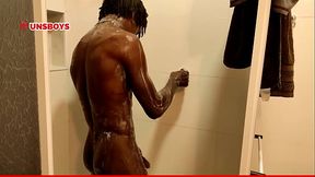 Garoto gostosinho tomando banho na casa do amigo gay