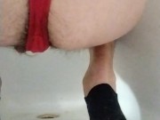 Haciendo pis con tanga
