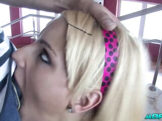 ADPTUBE - Rubia Francesa Chupando polla en el parque