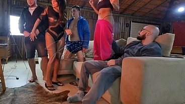 Fodemos as duas morenas gostosas na casa de praia, rolou até dupla penetração.