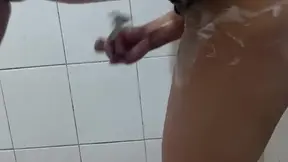 Me quedo sin labios grandes mientras mi amigo de mi novio se corre a chorros