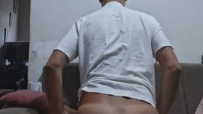 Ladysilva no sofá se masturbando exibindo sua bunda bronzeada de marquinha sexy
