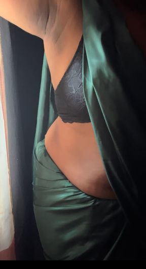 Desi bhabhi saree mai sexy lagrahi hai