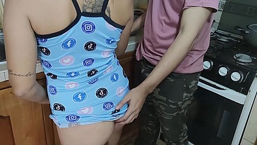 Linda Vecina Viene De Visita y Me Dice Que La De Verga Antes Que Llegue Mi Esposa Squirt