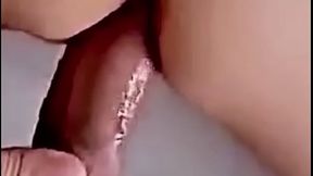 Hombre es humillado y degradado como puta marica, se lo follan a pelo y se mete un pepino en su apretado culo