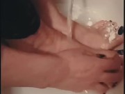 Lavo i miei piedini sporchi di panna...