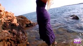 Amateur with a fat ass came to the beach with a butt plugin to fuck.