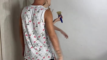 que bien hago la tarea de pintar la casa con mi hermanastro......terminamos muy rico