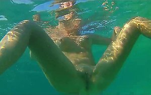 Meine nuttige Frau zeigt unter Wasser ihren geilen Korper.