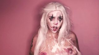 Blonde clown cosplayer solo zelfbevrediging fetishvideo