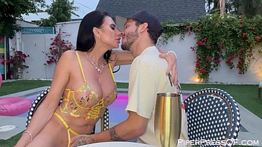Quality Time in the Hot Tub with Apollo Banks