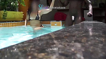Orgasmo Hotwife a safada GOZANDO e TREMENDO no pau do amigo ebano na frente do corno após o banho de piscina. BBC INTERRACIAL BULL Orgasmo