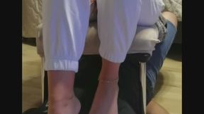 After my slave sniffed the stinky smell away from my sweaty feet he has to massage my beautiful feet Nachdem mein Sklave den verschwitzten Geruch meiner Füße weggeschnüffelt hat, musste er meine schönen Füße massieren
