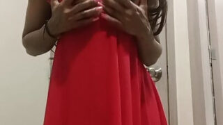 Selbstgedrehter Solo-Film einer Amateur-Latina-MILF mit großem Arsch, die anal gefickt wird und einen Orgasmus bekommt