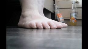 Tiny Police ends under massive Giantess Feet
