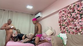 Loira gostosa do rabo grande dando pra dois