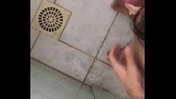 batendo uma no banheiro