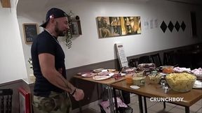 gay baise un hetero dans un restaurant en public