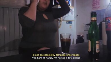 Invito a un viejo amigo a tomar unos tragos y me terminamos jugando con las almohadas