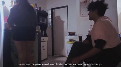 Invito a un viejo amigo a tomar unos tragos y me terminamos jugando con las almohadas