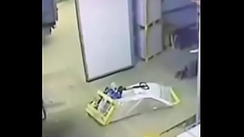 Novinha safada enfiando consolo na bucetinha