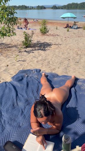 All of the strangers stared at my little Filipina pussy on the public beach 🤭