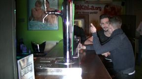 aaron suce son pote et lui donne son cul dans un cruisingaaron suce son pote en...