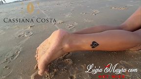 Ela corre na areia da praia e bate com o bumbum na &aacute_gua kkk - Vem ver meu marido comendo meu cuzinho -
