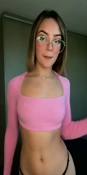 Amateur onlyfan shows off her tits