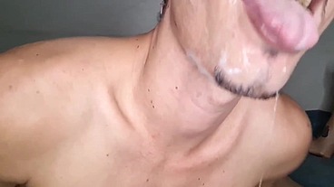Meu namorado encheu minha boca de leite depois de uma mamada bem gostosa nesse pauzão de 21CM