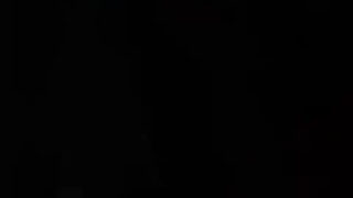 Dövme yaptırmış, iri penisli yakışıklı erkekler duşta birbirlerini okşuyor ve anal ilişkiye giriyorlar.