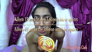 Aileen 19 lutscht den Lolipop bis er spritzt