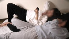 付き合って今日記念日のカップル。そのまま寝ようとしたら彼女が側に寄ってきて「起きて...」って言ってきて彼女の言われるがまま、、
