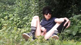 Watch this Chinese dude with a trunk swell while masturbating in bushes