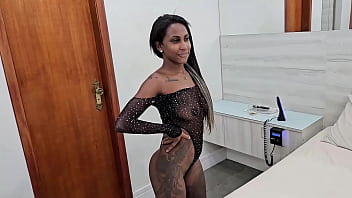 Primeira vez no porno da safada Bibizinha Ribeiro ela deixou botar no cu a vontade e ganhou muito leite na foda com Jr Doidera