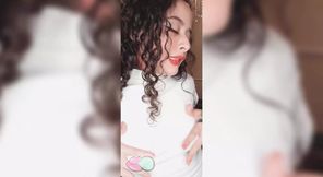 I like to dance you and make you horny, now fingering my wet pussy