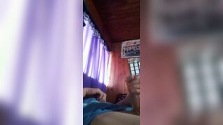 Me visto de chica cuando mi padre no está para correrme