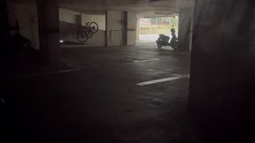 llegamos de una fiesta un poco muy cachondos y decidimos follar en un parqueadero publico
