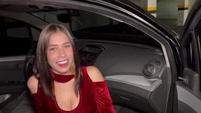 llegamos de una fiesta un poco muy cachondos y decidimos follar en un parqueadero publico