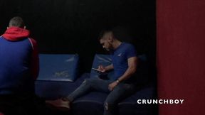 baise en backroom en club cruising avec gros bulge