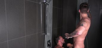 Naked men fuck in the shower and provide steamy content