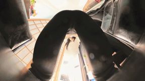 8K MARTINA flatts her buttocks and squats a 5-millimeter dwarf