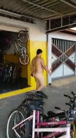 gordinho pelado na rua