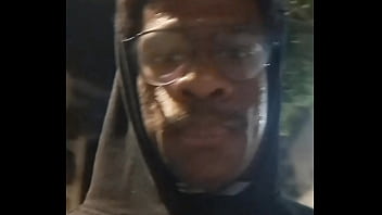 Andando na rua com o rosto cheio de porra