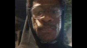 Andando na rua com o rosto cheio de porra