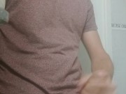 pijon dotado pajeandose en el baño