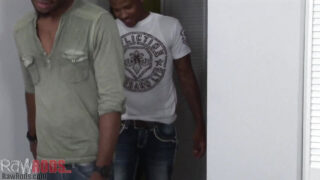 Tatuoidut mustat mallit, joilla on valtavat kullit, saavat imaista ja kuusikymmentäkuusi ankarilta homohuorilta, jotka päättyvät sotkuisiin siemensyöksyihin