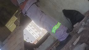 Masturbando e cheirando a bota