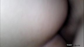 creo que mi compadre se esta cogiendo por el culo a mi vecina.. porque solo le meti la puntita y le salio semen del culo. (con razon estaba muy seria)